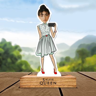 Personalized Selfie Queen Caricature with Wooden Stand